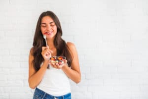 mujer j comiendo ensalada frutas agb